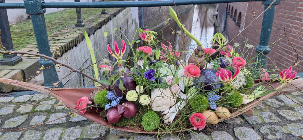 Rouwboeket palmblad met groente en bloemen