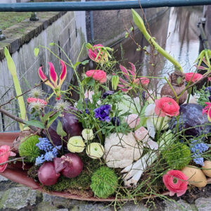 Rouwboeket palmblad met groente en bloemen